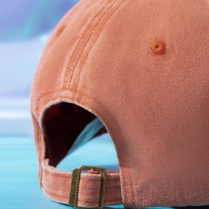 Casquette de baseball ajustable en coton délavé corail avec boucle en métal bronze