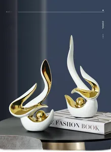 Détail d'une sculpture abstraite en céramique blanche et dorée pour déco intérieure