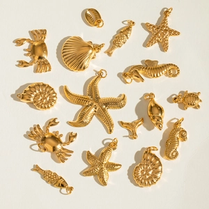 Set di ciondoli marini in acciaio inossidabile dorato 18k con stelle marine e conchiglie