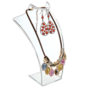 Parure bijoux avec pierres ovales colorées et boucles d'oreilles sur support clair