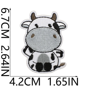 Dettaglio della toppa ricamata mucca cartoon con dimensioni di 6,7 x 4,2 cm