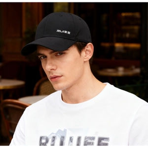 Détail du bord de la casquette noire avec le logo blanc RUIEE en extérieur