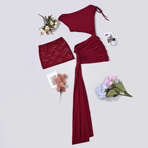 Ensemble haut dos nu bordeaux avec longs rubans et mini-jupe en dentelle rouge assortie