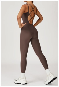 Détail de la combinaison de yoga marron moka avec un design de dos croisé multicouche