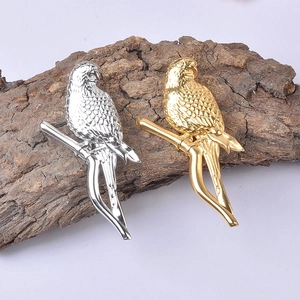 Golden and silver bird-shaped parrot brooches made of polished stainless steel
