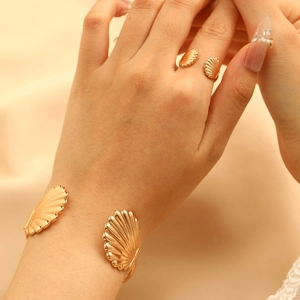 Conjunto de pulsera y anillo ajustable de concha dorada con rayas grabadas