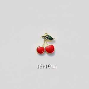 Detailansicht des 16x19mm Kirsch-Anhängers mit grünem Blatt und goldenem Metallrahmen