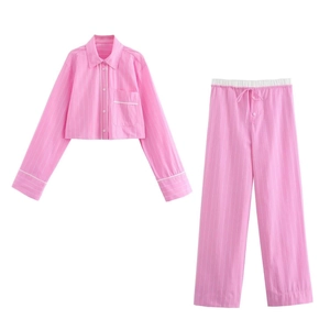 Set loungewear a righe rosa con camicia a revers e pantaloni lunghi abbinati