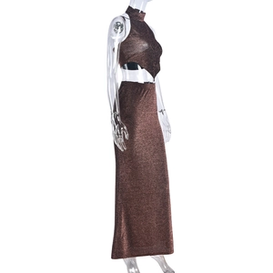 Détail d'un ensemble deux pièces marron scintillant en tissu métallique et crop top