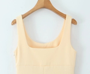 Détail d'une robe élégante sans manches avec col carré et taille ajustée chic