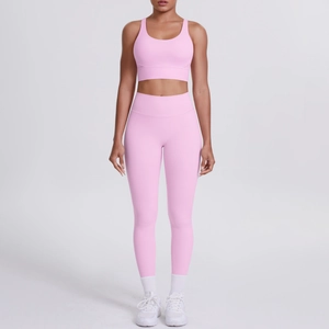 Vue détaillée d'un ensemble de yoga rose extensible avec brassière et legging de sport