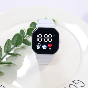 Detail einer weißen Silikon-Digitaluhr mit LED-Display und Astronautenmotiv auf Tablett
