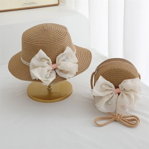 Détail du chapeau de paille pour filles et sac assorti avec des nœuds en dentelle
