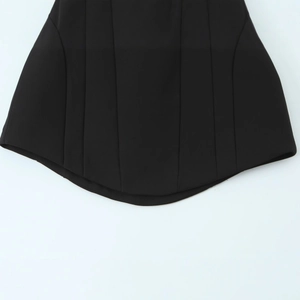 Abito a fascia nero con dettagli floreali a contrasto e bordo curvo alla moda