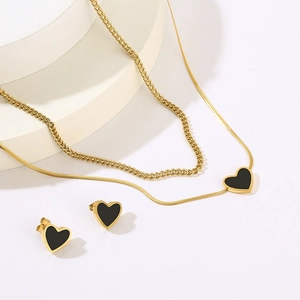 Elegant gold double-layer necklace and heart stud earrings set with black shells