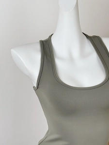 Détail du débardeur vert olive avec encolure carrée montrant la texture du tissu élastique