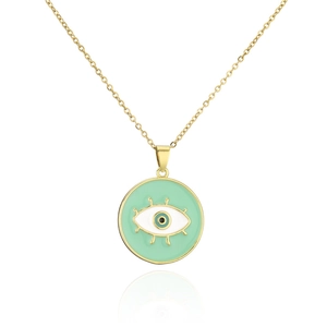 Dettaglio della collana con ciondolo occhio del diavolo verde menta e catena dorata