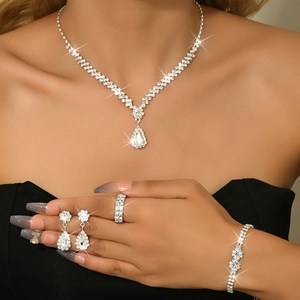 Vue détaillée d'une parure de mariée avec cristaux goutte d'eau sur collier et boucles