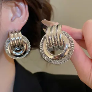 Boucles d'oreilles créoles torsadées en métal argenté avec motif tissé de style vintage