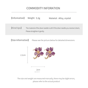 Detail showing vintage crystal flower earrings dimensions and alloy material specs
