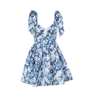 Robe d'été trapèze à imprimé floral bleu et blanc avec bretelles à nœuds