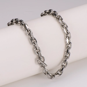 Collier gourmette en acier inoxydable poli avec un fermoir à bascule OT sur support blanc