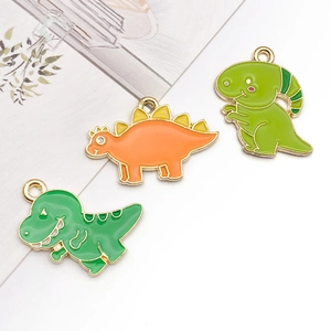Gros plan détaillé de breloques dinosaures colorées en émail pour la création de bijoux