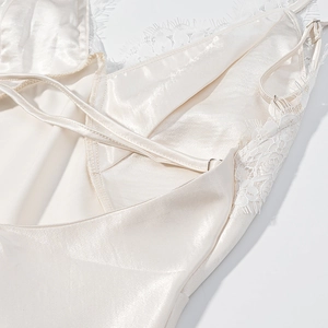 Detailansicht aus elfenbeinfarbenem Satin mit Spitze und überkreuzten Rückenträgern am Kleid