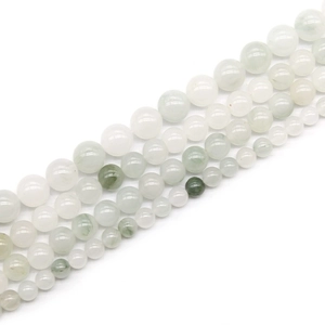 Vue détaillée de perles de jade naturel vert et blanc pour la création de bijoux DIY