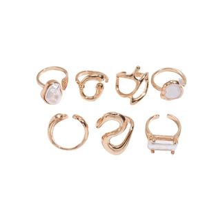 Lot de 7 bagues dorées géométriques minimalistes avec perles et émail blanc chic