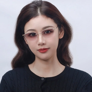 Modische randlose Lesebrille mit pink-violetten Verlaufsgläsern an einem Modell