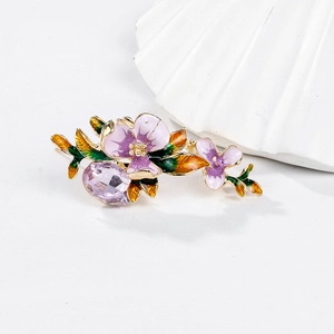 Broche iris avec pétales en émail violet, finition dorée et cristal facetté