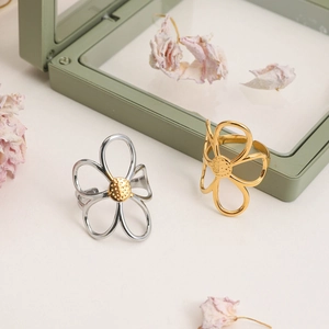 Bagues fleurs en acier inoxydable avec centres texturés et design à anneau ouvert