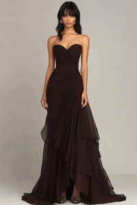 Détail d'une robe de soirée marron foncé à volants avec jupe en mousseline multicouche