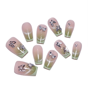 Grüne Katzenaugen-Kunstnägel mit 3D-Silberschmetterling und glitzernden Strasssteinen