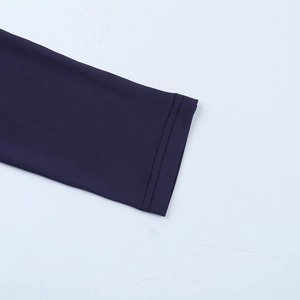 Détail de couture à double aiguille sur les poignets en maille bleu marine de la robe