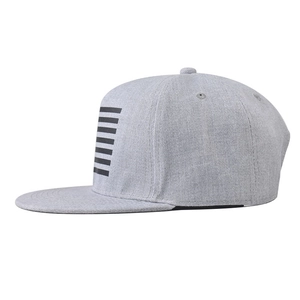 Flat brim hip hop hat in light grey twill with stylish black side stripe detailing