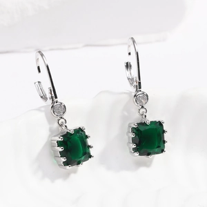 Boucles d'oreilles élégantes en argent avec zircon vert carré et plaqué or 18 carats