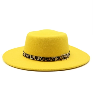 Détail d'un chapeau fedora en laine jaune avec ruban léopard et boucle dorée