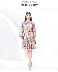 Détail d'une robe courte à imprimé floral avec col montant en dentelle et manches