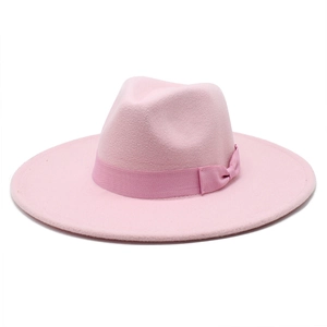 Detailansicht eines rosa Filzhuts mit breiter Krempe, Schleifenband und Tropfenkrone