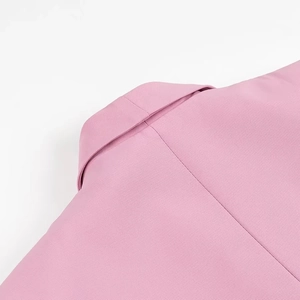 Vista dettagliata del tessuto twill rosa e delle cuciture sul retro del blazer donna