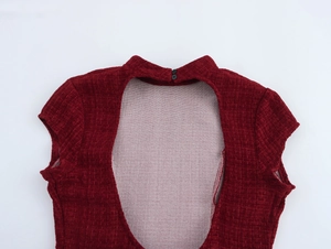 Détail du dos d'une robe en tweed avec découpe, col haut et fermeture à deux boutons