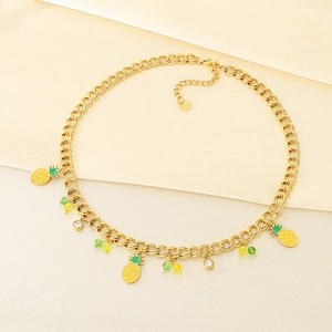 Collier chaîne gourmette dorée avec pendentifs ananas émaillés et perles colorées