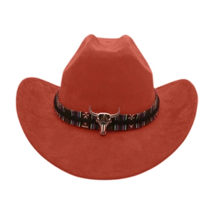 Detailansicht roter Cowboyhut mit ethnischem Band und silbernem Stierschädel