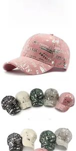 Détails de la casquette d'hiver en peluche avec motifs de Noël argentés et Santa