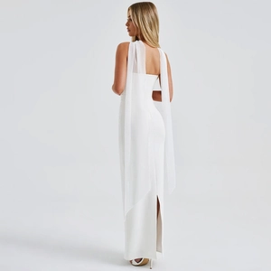 Vue arrière détaillée d'une robe de soirée blanche sans bretelles avec rubans en mousseline