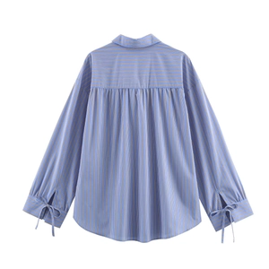 Camisa de rayas azules para mujer con canesú trasero y puños con lazo decorativo