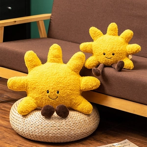 Plüschige gelbe Sonnenkissen mit lachenden Gesichtern und Beinen auf einem Sofa