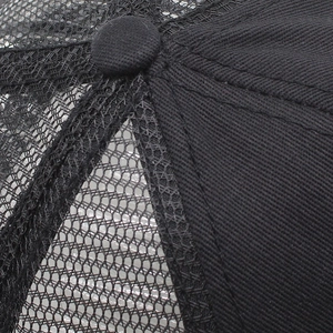 Gros plan détaillé du tissu en maille respirant et des coutures sur une casquette trucker noire